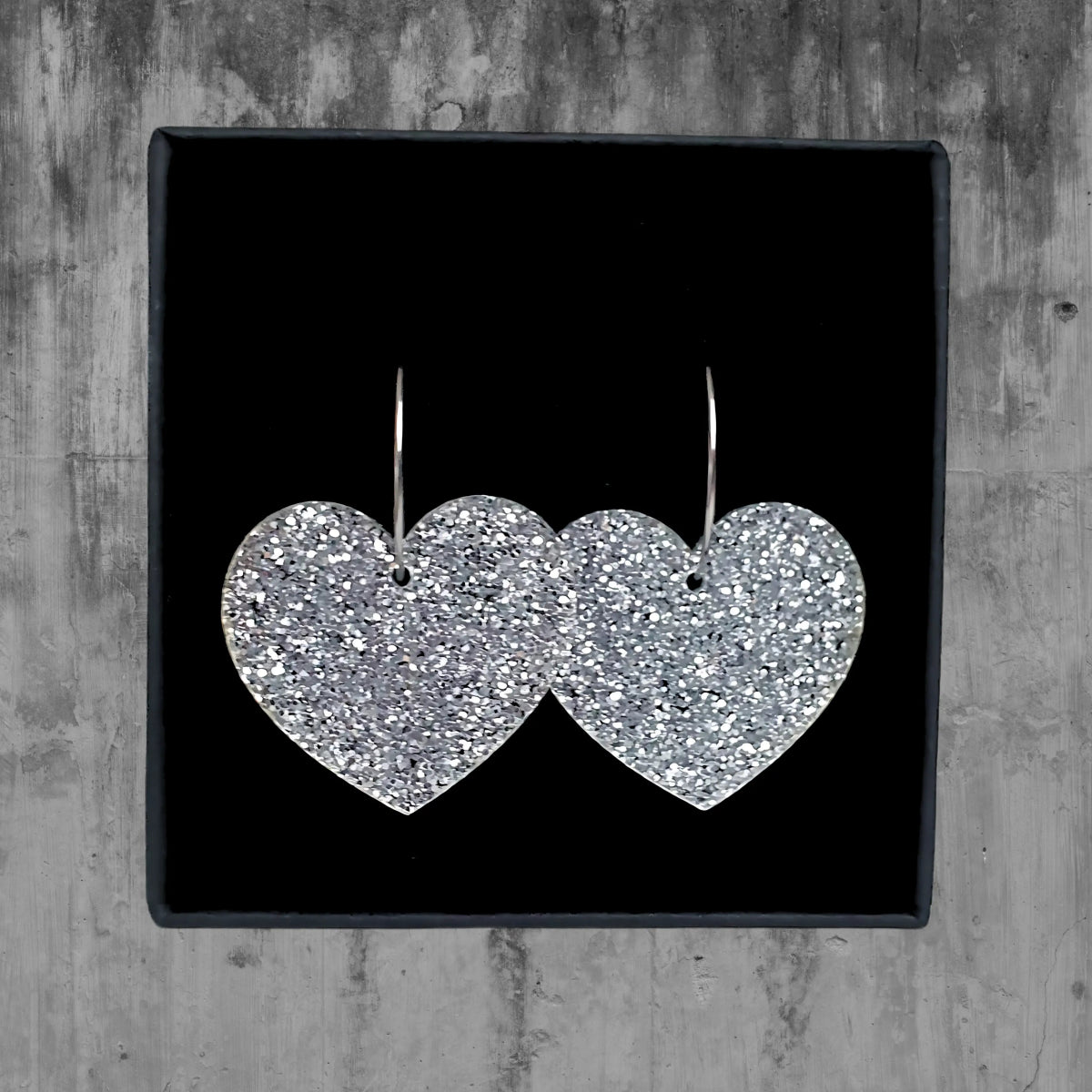 Glitteriset akryylikorvakorut (Hopea) | Säihkettä ja loistoa jokaiseen asuun! - TV Creation