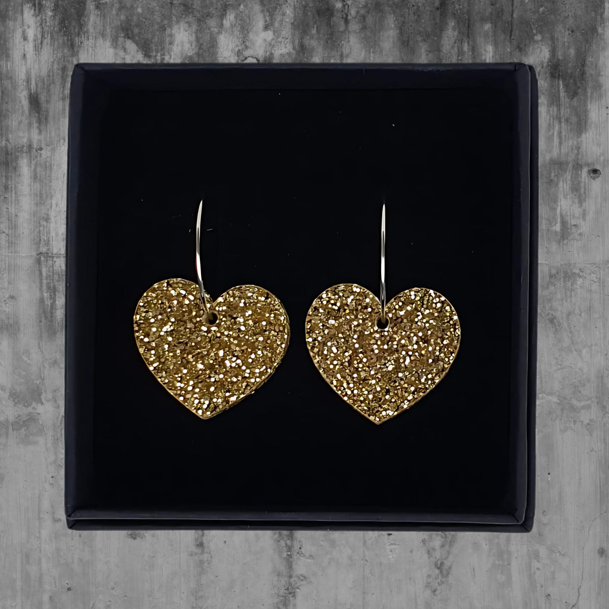 Glitteriset akryylikorvakorut (Kulta) | Säihkettä ja loistoa jokaiseen asuun! - TV Creation