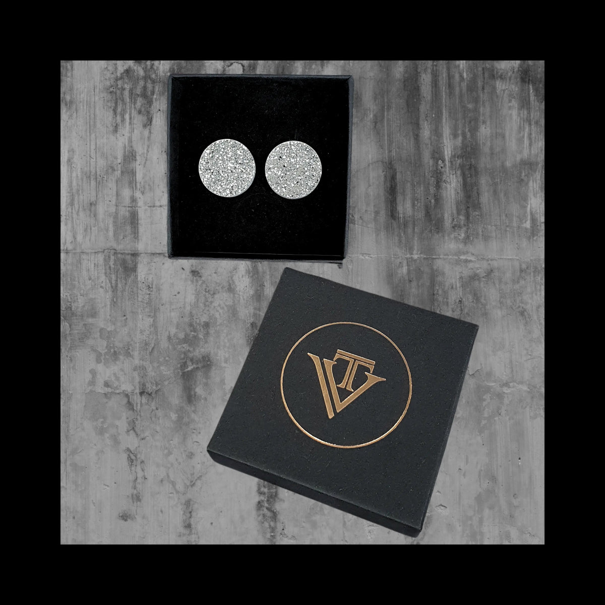 Hopeiset glitter - nappikorvakorut | Säihkettä ja tyylikästä kontrastia! - TV Creation