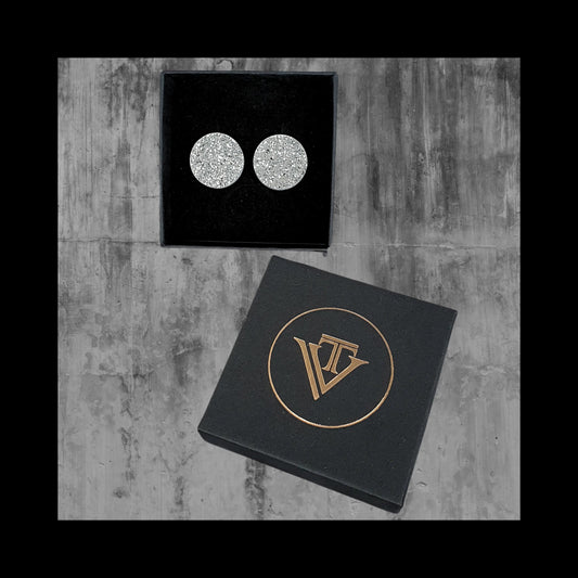 Hopeiset glitter - nappikorvakorut | Säihkettä ja tyylikästä kontrastia! - TV Creation