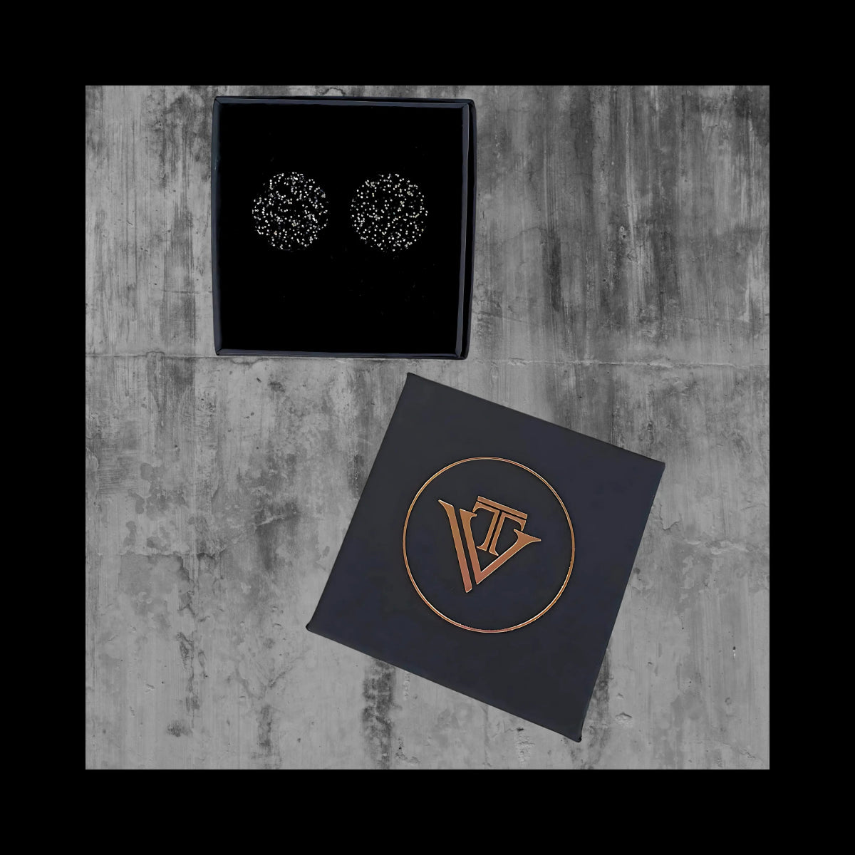 Mustat glitter - nappikorvakorut | Säihkettä ja tyylikästä kontrastia! - TV Creation