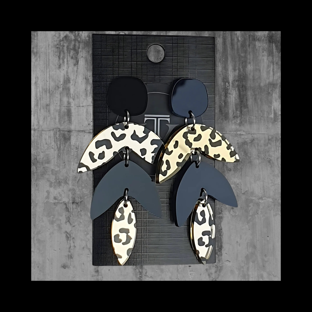 NOXDROP – NOXLILY - korvakorun säihkyvä pikkusisko nappikiinnityksellä - TV Creation